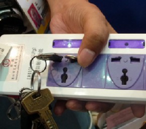 由於具有識別功能，插座隻對標準插頭&ldquo;來電&rdquo;人體不受傷害