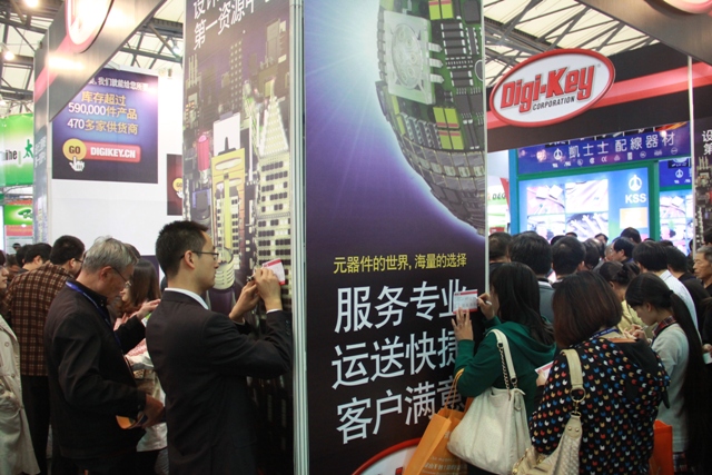 圖2 桌前均是排隊人群，觀眾靠牆填寫Digi-Key小卡片