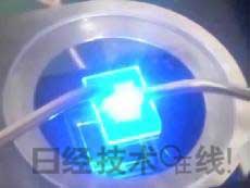   發光試驗中的LED元件。基板尺寸：1cm見方，元件尺寸：0.3mm見方，注入電流：約200mA，中心波長：450nm 