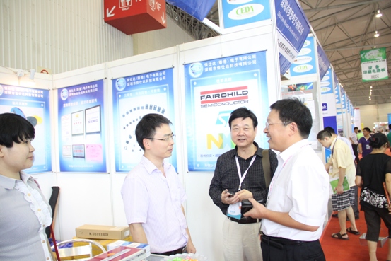 中國電子展主辦方董事長陳雯海和CNT Networks CEO劉傑親臨佳仕達展位 向佳仕達營銷總監陳霸了解參展情況