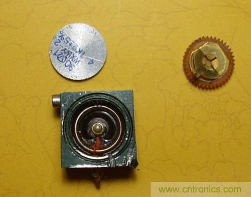 打開可調電阻上麵的鋁蓋，取出動臂