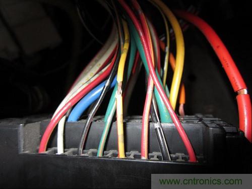 控製線25線--黃底紅條，電容器輸出線為最大的藍色線，接蓄電池正極的線為白底紅條粗線