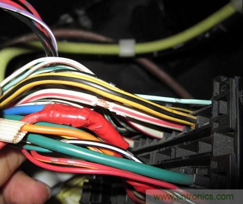 控製線25線--黃底紅條，電容器輸出線為最大的藍色線，接蓄電池正極的線為白底紅條粗線