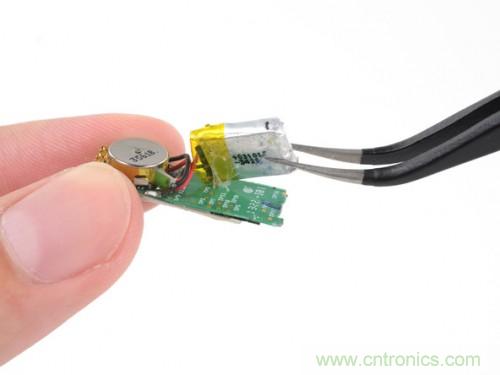 一個薄的金屬帶，電池是焊接在主板上