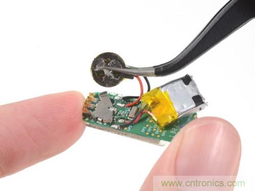 拿下電池，電池還沒有指甲蓋大，5-7天的電量