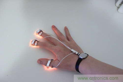 LED多點觸控手套DIY：把各部分焊接起來，測試