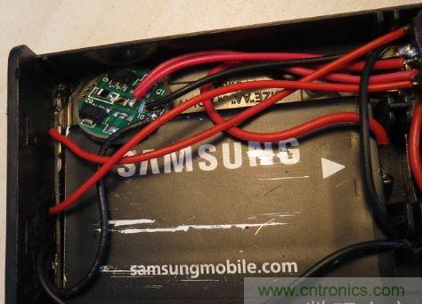 電池盒，安裝上鋰電池，用於外部強光LED供電