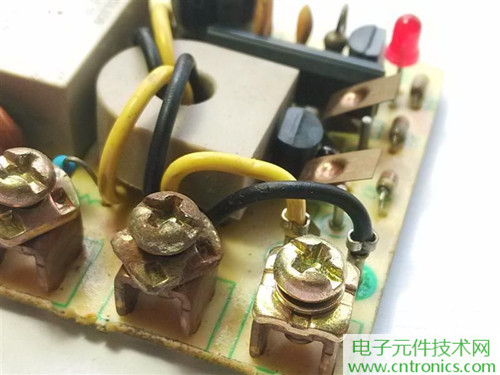 漏電保護器拆解：結構有差異，做工不錯