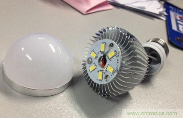 3瓦拆開，基板隻有一顆螺絲，還沒擰緊