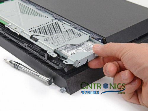 遊戲機內部的秘密：逆天級拆解索尼 PALY STATION 4!