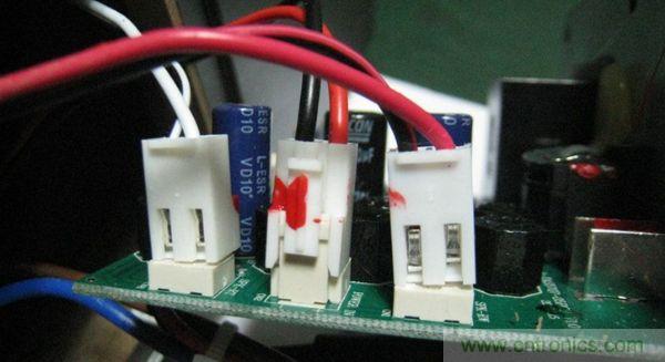 左邊是連接高音，中間是電源，右邊是低音連接