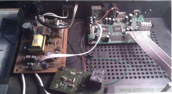 加了個繼電器，兩個三極管，五個電阻和一個二極管(三極管把解碼板的小信號進行了兩級放大,電阻是偏置作用)。