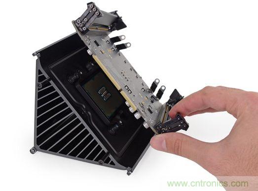 將主板摘下，處理器最後拆下