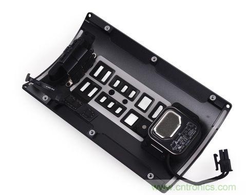 Mac Pro的後殼上還有三顆無法辨別的芯片