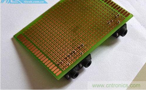 DIY：自製超炫音頻分配器，實現音箱共用