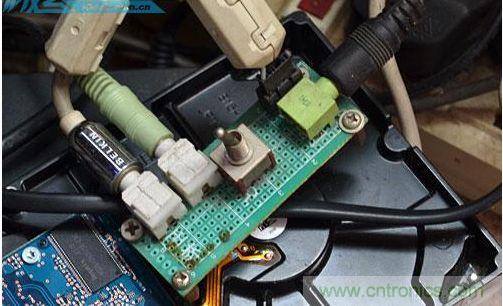 DIY：自製超炫音頻分配器，實現音箱共用