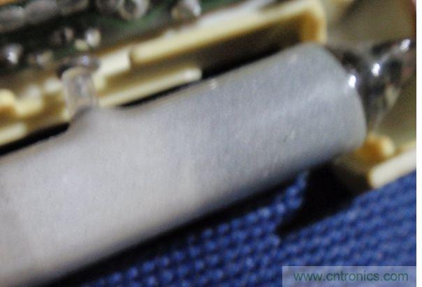 燈管，一頭黑了無法修複了