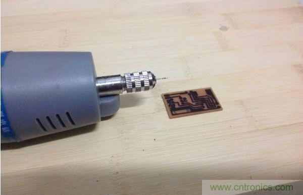 最細鑽頭，透光檢查