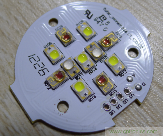 Hue 燈泡的 LED 陣列（全色域）遠大於標配的 3 燈 RGB 配色方案