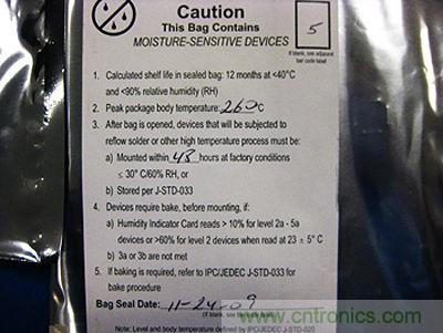 元器件的MSL標簽，上麵寫有敏感度等級5以及密封日期和烘烤指南