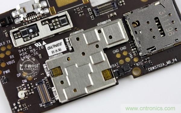 主板背麵的屏蔽罩和防水貼