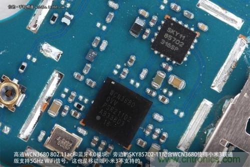 高通WCN3680 802.11ac和藍牙4.0模塊，旁邊的SKY85702-11配合其使用5GHz Wi-Fi頻段