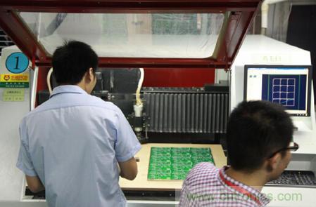 PCB做完表麵處理後將合拚大板利用高速鑼機分割小板