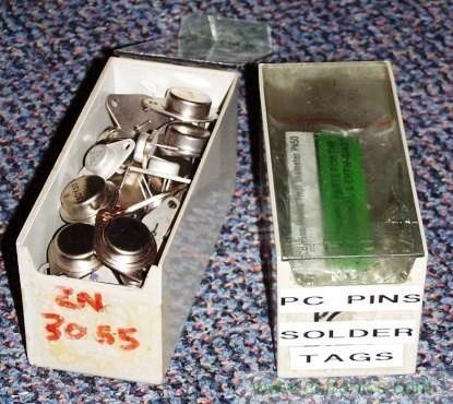 原本是裝醫療用具的塑膠盒，也很適合收納電子零件