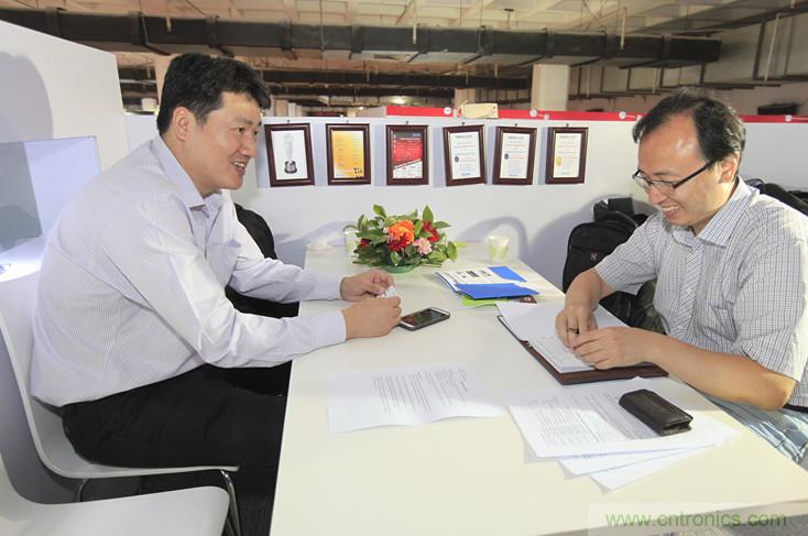 左一，Molex高級地區營業經理王中