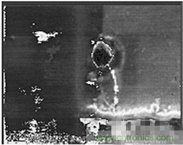 受ESD影響，氧化物衝進一個小孔