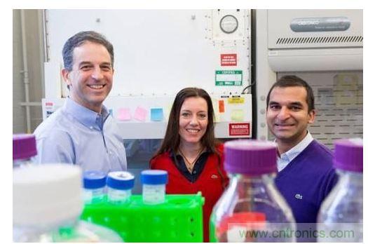 從左到右：MIT生物工程學教授Ron Weiss、機械工程學副教授Domitilla Del Vecchio，以及MIT生物工程係學生Deepak Mishra。