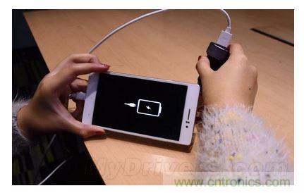 手機電池寒冷時為什麼總充電？