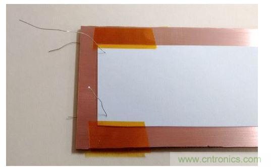 對齊後的碳粉轉印紙。注意用於對齊的小細線