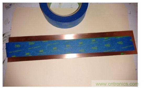 用遮蔽膠帶去除多餘的密封材料