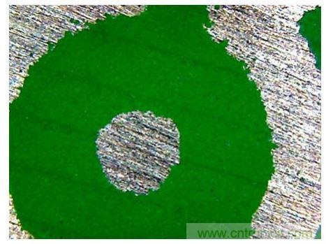 在應用密封材料後，所有空隙都被封住了