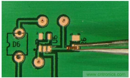 插入鉚釘，並將板子翻轉過來
