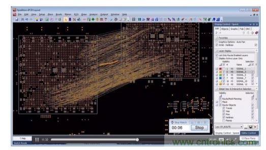 針對顯示連接的網絡線，設計師繪製出一個非常簡略的草圖，隨後布線器便開始工作。角落裏的秒表記錄了完成布線的實際時間。