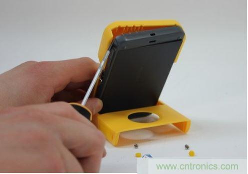 撬開並且取下後蓋