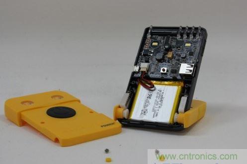 撬開並且取下後蓋