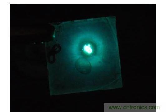 隻需要一點點不同於傳統的配方，相同的單層也可以發出明亮的藍光