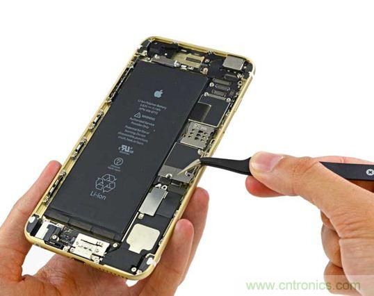 與iPhone 5S相比，電池尺寸更大，電池效率提高了16%。整部手機看起來就像一件藝術品，但看不到太多的內部構造。（來源：iFixit）