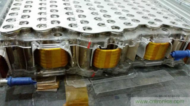 【導讀】對於電動汽車的核心&mdash;&mdash;電池，我們要求其安全、能量密度高、壽命長，充電時間短，同時又要性能卓越等等。那麼對比電動汽車電池來說怎麼樣才算是達標？又怎麼樣才算是性能優越呢?毫無疑問鋰離子電芯作為其最基本的單元，其優劣至關重要。  電池是電動汽車的&rdquo;心髒&ldquo;。從電動汽車發展以來，各種技術路線百花爭鳴，爭論不休。其中應用最廣的鋰離子電芯，就有三元、磷酸鐵鋰、錳酸鋰等多種技術路線並存的現象。同時鋰離子電芯還分為方形，軟包，圓柱三種結構形式。  而這越是紛繁蕪雜，就越能代表了我們還在不斷探索，代表了電動汽車的急切盼望：電動汽車需要一顆強大的&ldquo;心髒&rdquo;。  對於電池包的要求  對於電動汽車的核心&mdash;&mdash;電池，我們要求其安全、能量密度高、壽命長，充電時間短，同時又要性能卓越等等。而這一項一項的要求，看似苛刻，但卻又無一不是電動汽車實現產業化的硬性指標。  那麼對比電動汽車電池來說怎麼樣才算是達標？又怎麼樣才算是性能優越呢?毫無疑問鋰離子電芯作為其最基本的單元，其優劣至關重要。  但就拿我們最關注的安全性來說，是不是電芯安全了，電池包就安全了呢？  我們可以看到2002年，磷酸鐵鋰(LFP)首次被美國Valance公司產業化，隨即引起了中國市場的廣泛關注。從2004niankaishi，woguoxianqileyigutouzilinsuantielicailiaohelinsuantielidonglidianchiderechao，linsuantieliqixiangduiwending，anquanxingjiaogao。suihou，tachengweiwoguozhengjicailiaodezhuyaoluxian，zhengyizangaoduanluo。  但是，隨著特斯拉在動力電池使用了鎳鈷鋁酸鋰的正極材料，爭論再次出現。磷酸鐵鋰其較低的能量密度，已經使其處於劣勢。 1 據調研發現，進入2014年nian以yi來lai，國guo內nei鋰li電dian池chi正zheng極ji材cai料liao產chan業ye整zheng體ti出chu現xian了le向xiang三san元yuan材cai料liao轉zhuan移yi的de趨qu勢shi，下xia遊you的de電dian池chi廠chang基ji本ben都dou在zai開kai發fa三san元yuan材cai料liao的de電dian芯xin，也ye引yin導dao著zhe上shang遊you的de材cai料liao企qi業ye開kai始shi加jia大da對dui三san元yuan材cai料liao的de開kai發fa和he生sheng產chan力li度du。  而er一yi係xi列lie的de變bian化hua，也ye恰qia恰qia說shuo明ming鋰li電dian行xing業ye在zai慢man慢man的de摸mo索suo，慢man慢man走zou向xiang成cheng熟shu。就jiu比bi如ru說shuo一yi個ge電dian池chi包bao的de安an全quan，光guang靠kao電dian芯xin安an全quan是shi遠yuan遠yuan不bu夠gou的de，其qi必bi須xu上shang升sheng到dao一yi個ge係xi統tong的de層ceng級ji來lai。也ye就jiu是shi說shuo電dian池chi包bao的de安an全quan，靠kao的de是shi整zheng個ge電dian池chi係xi統tong，而er不bu僅jin僅jin是shi某mou個ge單dan一yi的de元yuan素su。  更何況一個安全、可靠、性能卓越的電池包，更是涉及到多領域知識的耦合，其更需要一個完善、可靠的係統來實現。就好比飛機被認為是最安全的交通工具，不單單是&ldquo;安全&rdquo;的發動機，&ldquo;安全&rdquo;的結構，就能保障的，其中還綜合運用了人為因素分析、軟件安全性、風險管理和定量風險評估等各種先進技術來預防事故發生，可以說是係統保障了安全。  下麵我們就從電池係統中抽離出其一個核心部件電池模組，淺談一下各種不同的模組結構。  關於電池模組  電dian池chi模mo組zu可ke以yi理li解jie為wei鋰li離li子zi電dian芯xin經jing串chuan並bing聯lian方fang式shi組zu合he，並bing加jia裝zhuang單dan體ti電dian池chi監jian控kong與yu管guan理li裝zhuang置zhi。電dian池chi模mo組zu的de結jie構gou設she計ji往wang往wang能neng決jue定ding一yi個ge電dian池chi包bao的de性xing能neng和he安an全quan。其qi結jie構gou必bi須xu對dui電dian芯xin起qi到dao支zhi撐cheng、固gu定ding和he保bao護hu作zuo用yong。同tong時shi如ru何he滿man足zu過guo電dian流liu要yao求qiu，電dian流liu均jun勻yun性xing，如ru何he滿man足zu對dui電dian芯xin溫wen度du的de控kong製zhi，以yi及ji是shi否fou有you嚴yan重zhong異yi常chang時shi能neng斷duan電dian，避bi免mian連lian鎖suo反fan應ying等deng等deng，都dou將jiang是shi評ping判pan電dian池chi模mo組zu優you劣lie的de標biao準zhun。  而隨著電動汽車的發展，以及人們對性能的追求，熱管理更geng是shi成cheng為wei了le電dian池chi模mo組zu設she計ji的de一yi個ge至zhi關guan重zhong要yao的de環huan節jie。自zi然ran冷leng卻que已yi經jing不bu能neng滿man足zu我wo們men的de需xu求qiu。風feng冷leng則ze由you於yu其qi效xiao率lv較jiao低di，且qie對dui電dian芯xin溫wen度du的de一yi致zhi性xing較jiao難nan控kong製zhi，而er表biao現xian的de力li不bu從cong心xin。因yin此ci，高gao性xing能neng需xu求qiu的de電dian池chi模mo組zu，其qi熱re管guan理li的de解jie決jue方fang案an已yi經jing轉zhuan向xiang液ye冷leng或huo相xiang變bian材cai料liao。下xia麵mian就jiu介jie紹shao一yi下xia各ge種zhong不bu同tong結jie構gou電dian芯xin的de模mo組zu設she計ji。  &middot; 方形電池模組  方形電芯可以說是我國汽車動力電池裏，應用最多的電芯了。其外殼的材質有鋁、鋼、以及塑膠。其電芯厚度是三種結構中最厚的，由此也造成其內部和外表麵的溫差較大。其模組結構也多為自然冷卻和風冷的結構。  我們來看看寶馬I3的電池模組設計。  我們可以看出，I3的(de)電(dian)池(chi)模(mo)組(zu)從(cong)結(jie)構(gou)上(shang)已(yi)經(jing)具(ju)備(bei)一(yi)個(ge)高(gao)性(xing)能(neng)模(mo)組(zu)所(suo)需(xu)的(de)要(yao)素(su)，而(er)一(yi)台(tai)高(gao)性(xing)能(neng)的(de)電(dian)動(dong)汽(qi)車(che)，就(jiu)是(shi)靠(kao)著(zhe)每(mei)一(yi)處(chu)的(de)細(xi)節(jie)共(gong)同(tong)搭(da)建(jian)而(er)成(cheng)的(de)。當(dang)然(ran)其(qi)散(san)熱(re)、均溫以及可靠性等等，還有待市場的驗證。 2 （▲ 寶馬I3方形電池模組）  &middot; 軟包電池模組  軟包電芯的電池包，也是近期比較熱門的一種結構類型，其用在國外的電動車上比較多。  軟ruan包bao電dian芯xin的de物wu理li結jie構gou決jue定ding了le其qi不bu易yi爆bao炸zha，一yi般ban隻zhi有you外wai殼ke能neng承cheng受shou的de壓ya力li足zu夠gou高gao，才cai有you可ke能neng炸zha，而er軟ruan包bao電dian芯xin內nei部bu壓ya力li一yi大da，便bian會hui從cong鋁lv塑su膜mo邊bian緣yuan開kai始shi泄xie壓ya、漏液。同時軟包電芯也是幾種電芯結構中，散熱最好的。  目前，市麵上賣得最多的還是日產的Leaf，其模組結構為全密封式的，並未考慮散熱，即不散熱。  而Leaf在zai市shi場chang上shang頻pin繁fan反fan饋kui的de容rong量liang衰shuai減jian過guo快kuai，與yu此ci熱re管guan理li也ye不bu無wu關guan係xi。顯xian然ran隨sui著zhe人ren們men對dui於yu高gao性xing能neng電dian動dong車che的de追zhui求qiu，迫po使shi軟ruan包bao電dian芯xin也ye必bi須xu要yao有you主zhu動dong式shi的de熱re管guan理li結jie構gou。  下麵我們來看看一款World Congress展zhan台tai上shang的de液ye冷leng軟ruan包bao模mo組zu。其qi模mo組zu由you電dian芯xin層ceng疊die而er成cheng，而er電dian芯xin間jian有you間jian隔ge排pai布bu的de液ye冷leng板ban，其qi保bao證zheng每mei顆ke電dian芯xin都dou有you一yi個ge大da麵mian接jie觸chu到dao液ye冷leng板ban，並bing充chong分fen發fa揮hui了le軟ruan包bao電dian芯xin液ye冷leng的de優you勢shi。 3 （▲ 液冷軟包電池模組）  當然軟包電芯要將液冷技術做成熟也並非易事，其必須考慮液冷板的固定，密封性，絕緣性等等。同時可靠的電連接，以及具有&ldquo;保險絲&rdquo;結構連接片，這都是高性能軟包模組的方向。  我們可以看到軟包電芯其配合完善的模組結構後，其優勢會得以凸顯。  圓柱電池模組  圓柱電芯可謂是在各類電子產品中，應用最廣泛的結構。如今，在電動汽車行業也占有一定得份額。最典型的即是18650電芯了，其工藝經過多年的沉澱，並在大規模的自動化生產的條件下，現今屬於最成熟，穩定且一致性最好的電芯。  而圓柱電芯更是有著目前最高的能量密度，其三元材料的電芯能做到210~250Wh/kg。國內目前的圓柱電池包多為自然冷卻或風冷的結構，其效果不盡如人意。  我們來看看，將圓柱型電芯推到風口浪尖上的特斯拉電池模組。  相信已經有不少人見過特斯拉的模組了：  組成一台特斯拉汽車需要7000多顆18650電芯，一個模組則需要400duokedianxin，tongshiweilegaoxingnengdemubiaoyouyaozaimozushangjichengduoxianggongneng，kejianqigongzuolianghenanduzhida。qizhong，shenzhihaiyongshangleyixiekuaxingyedejishu，shirenyanqianyiliang，weizhipaian。haobidianxinlianjiede&ldquo;保險絲&rdquo;設計。  可ke以yi說shuo，身shen處chu電dian池chi行xing業ye的de人ren，反fan而er很hen少shao有you人ren能neng想xiang得de到dao，這zhe也ye許xu就jiu是shi當dang局ju者zhe迷mi吧ba。而er這zhe一yi技ji術shu的de應ying用yong則ze極ji大da地di提ti高gao了le電dian池chi的de安an全quan性xing能neng。同tong時shi，還hai有you液ye冷leng管guan道dao的de應ying用yong，極ji大da地di解jie決jue了le18650電dian芯xin的de散san熱re和he均jun溫wen的de問wen題ti，這zhe對dui電dian池chi的de性xing能neng和he壽shou命ming都dou是shi一yi個ge極ji大da的de幫bang助zhu。不bu僅jin如ru此ci，其qi電dian池chi模mo組zu在zai空kong間jian尺chi寸cun上shang的de利li用yong，更geng可ke謂wei是shi精jing打da細xi算suan。  在zai這zhe裏li還hai是shi要yao佩pei服fu一yi下xia特te斯si拉la將jiang事shi情qing做zuo到dao極ji致zhi的de態tai度du，也ye就jiu是shi這zhe樣yang一yi個ge模mo組zu，成cheng為wei了le一yi個ge高gao性xing能neng的de特te斯si拉la電dian池chi包bao所suo必bi不bu可ke少shao的de核he心xin部bu件jian。 4 電動之心  通tong過guo以yi上shang一yi些xie簡jian單dan的de列lie舉ju，我wo們men不bu難nan看kan出chu，無wu論lun何he種zhong結jie構gou的de電dian芯xin其qi實shi都dou不bu乏fa一yi些xie好hao的de應ying用yong範fan例li。而er對dui於yu鋰li離li子zi電dian芯xin，如ru果guo作zuo為wei一yi款kuan革ge命ming性xing的de產chan品pin，目mu前qian看kan來lai仍reng有you很hen多duo不bu足zu和he局ju限xian。但dan我wo們men與yu其qi一yi味wei坐zuo等deng材cai料liao的de發fa展zhan，不bu如ru多duo考kao慮lv一yi下xia，如ru何he做zuo好hao電dian池chi模mo組zu，做zuo好hao電dian池chi係xi統tong。而er這zhe也ye是shi我wo們men打da造zao一yi顆ke強qiang大da&ldquo;電動之心&rdquo;的必經之路。