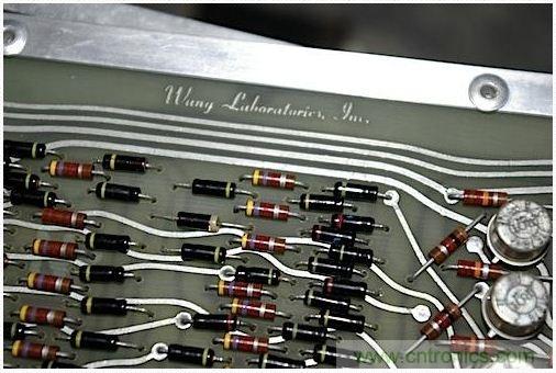 拆解也懷舊，讓人驚歎的古董級可編程科學計算器 from 1966