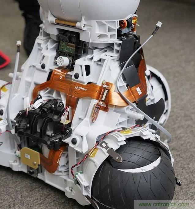 拆解筆記本不過癮，那就來拆拆日本情感機器人吧！