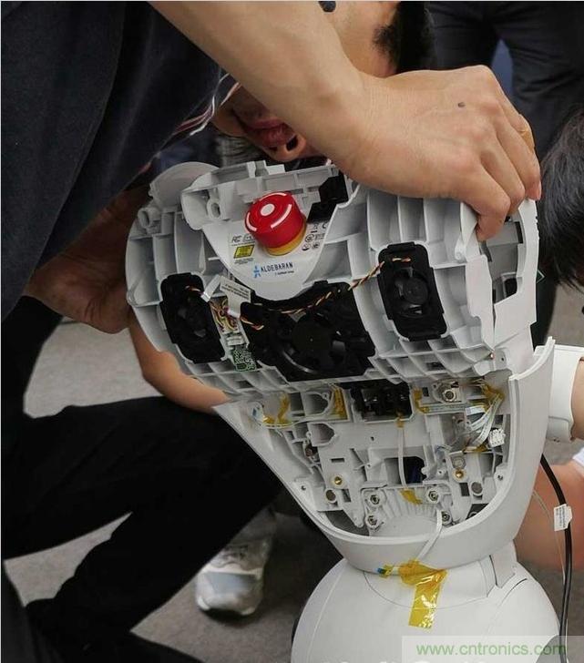 拆解筆記本不過癮，那就來拆拆日本情感機器人吧！