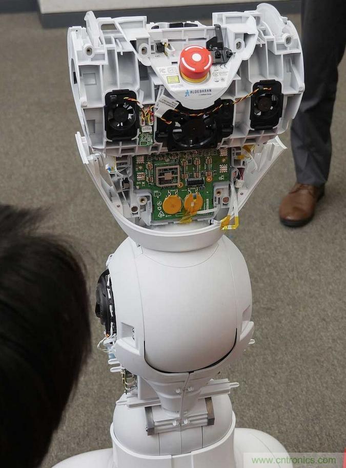 拆解筆記本不過癮，那就來拆拆日本情感機器人吧！