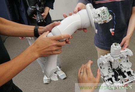 拆解筆記本不過癮，那就來拆拆日本情感機器人吧！