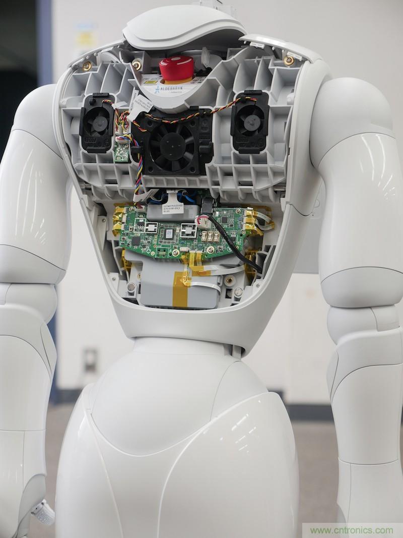 拆解筆記本不過癮，那就來拆拆日本情感機器人吧！