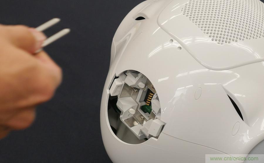 拆解筆記本不過癮，那就來拆拆日本情感機器人吧！