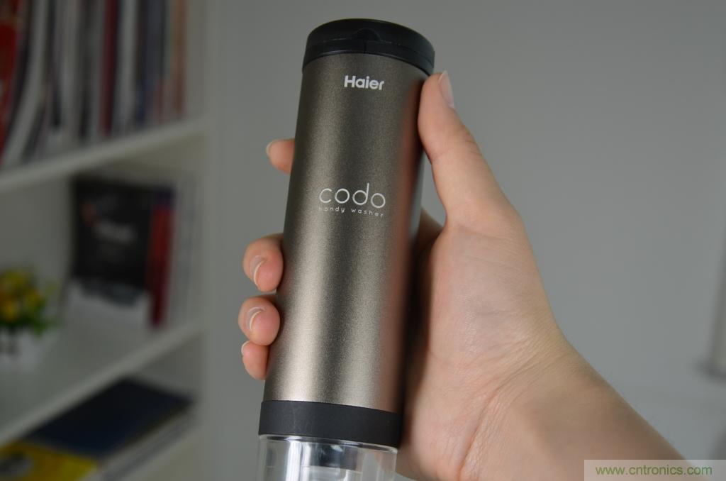 隻有奶瓶大小的閃電去漬小神器 &mdash;&mdash;海爾咕咚手持式洗衣機